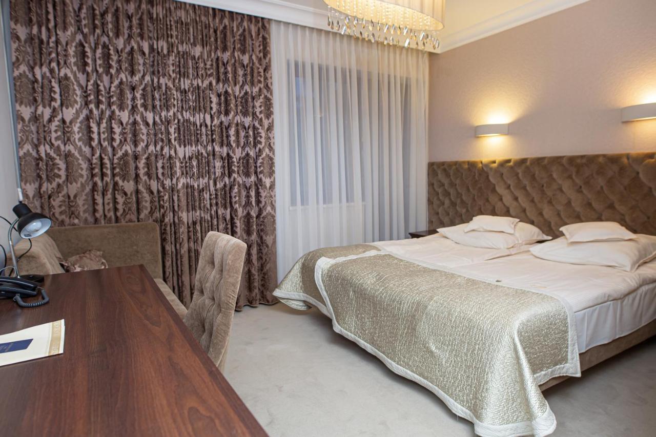 Zamek Dubiecko Hotel ภายนอก รูปภาพ